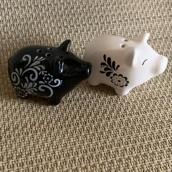 Black and White Pig Salt and Pepper Shakers - Picture 9 of 10